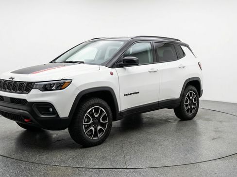 Used 2025 Jeep Compass Trailhawk image 3
