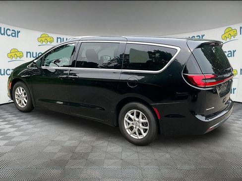 Used 2023 Chrysler Pacifica Touring-L FWD image 5