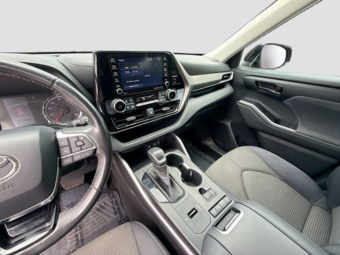 Used 2020 Toyota Highlander LE FWD image 28