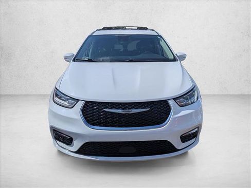 Used 2022 Chrysler Pacifica Touring-L FWD image 4