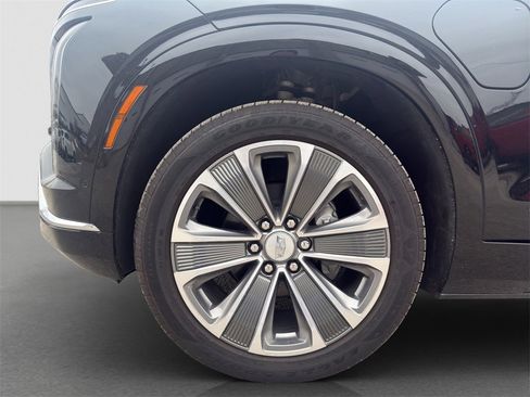 Used 2026 Cadillac Vistiq Luxury image 2