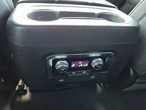 Used 2024 GMC Yukon XL SLT AWD/4WD image 17