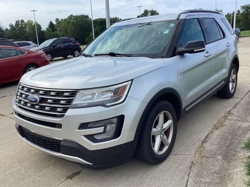 Used 2017 Ford Explorer XLT w/ Equipment Group 202A AWD/4WD image 2