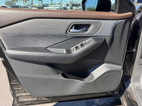 Used 2023 Nissan Rogue SV image 12