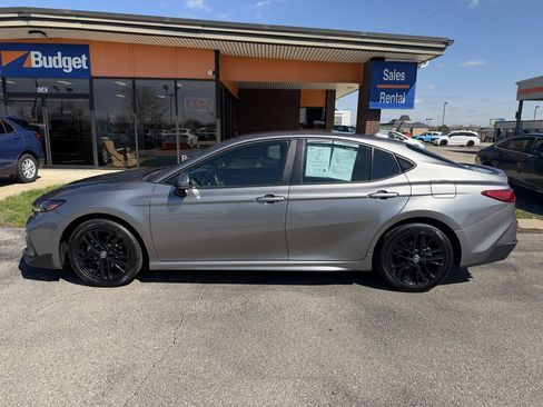 Used 2025 Toyota Camry SE image 2