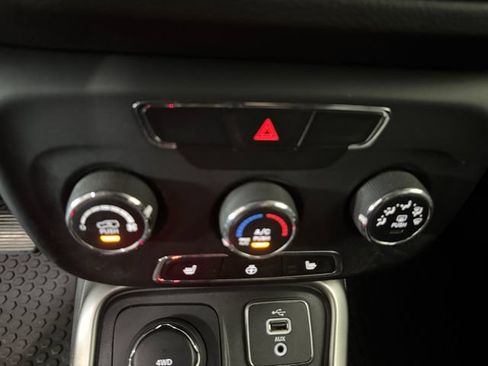 Used 2018 Jeep Compass Latitude w/ Cold Weather Group AWD/4WD image 3