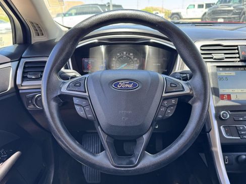 Used 2017 Ford Fusion SE w/ Fusion SE Technology Package FWD image 16