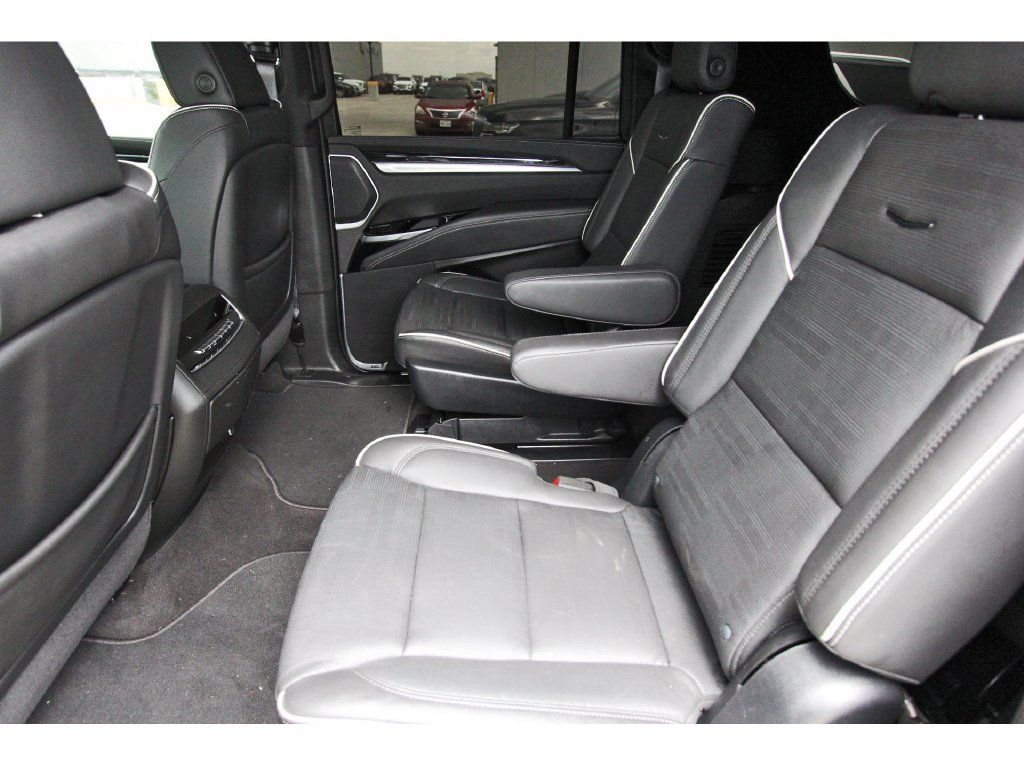 Used 2025 Cadillac Escalade ESV Sport AWD/4WD image 7