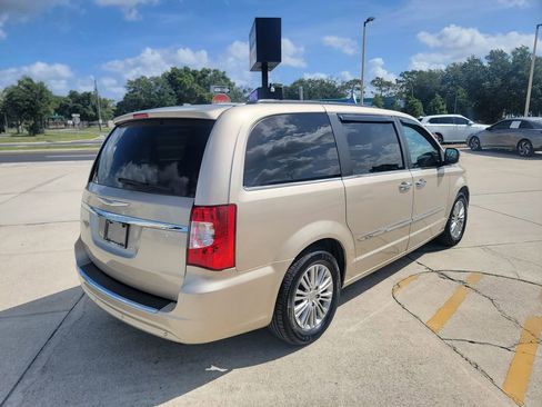 Used 2013 Chrysler Town & Country Touring-L w/ Entertainment Group #2 FWD image 5