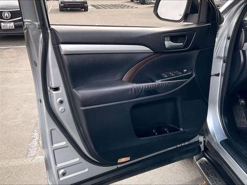 Used 2015 Toyota Highlander XLE image 25