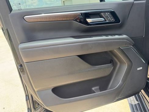 Used 2025 Chevrolet Tahoe High Country RWD image 4