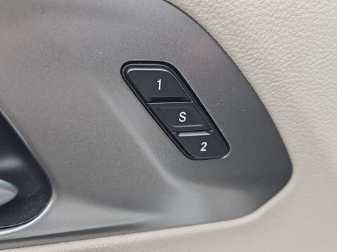 Used 2023 Chrysler Pacifica Touring-L FWD image 9