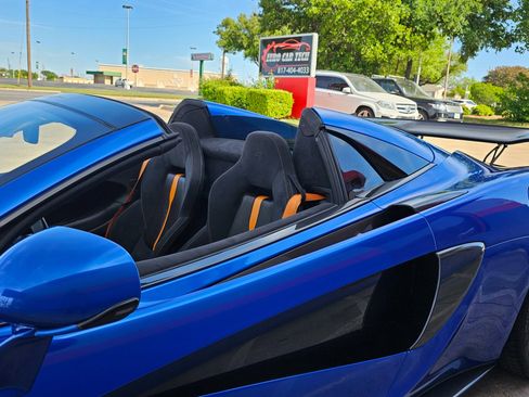 Used 2019 McLaren 570S Spider image 28