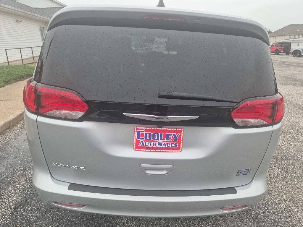 Used 2023 Chrysler Voyager LX FWD image 3