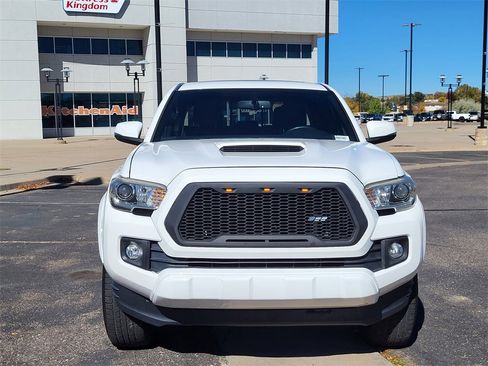 Used 2017 Toyota Tacoma TRD Sport w/ Premium & Technology Package image 9
