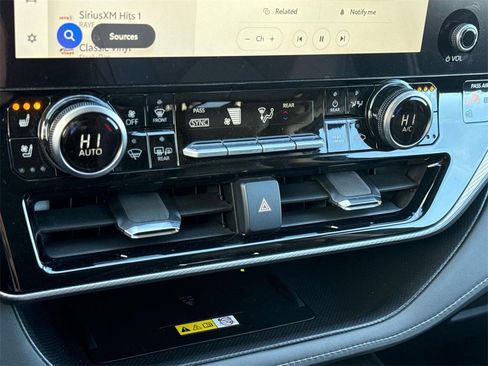 Used 2024 Toyota Highlander Platinum image 17