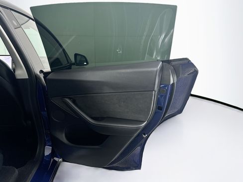 Used 2022 Tesla Model Y Long Range AWD/4WD image 32