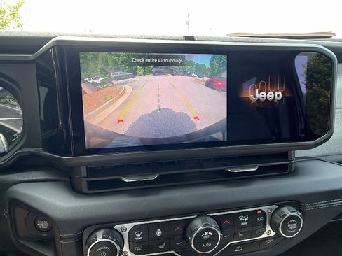 Used 2025 Jeep Wrangler Unlimited Sahara AWD/4WD image 32