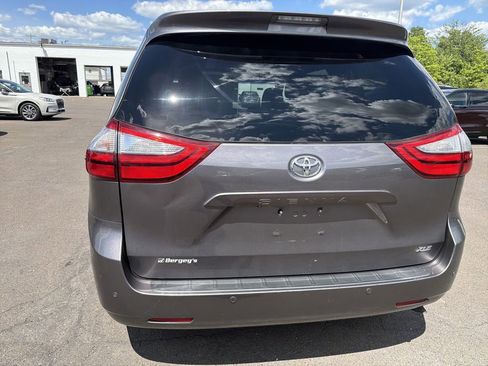 Used 2015 Toyota Sienna XLE Premium FWD image 4
