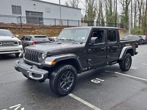 Used 2024 Jeep Gladiator Sport image 3