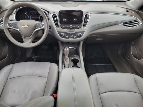 Used 2018 Chevrolet Malibu LT w/ Leather Package FWD image 9