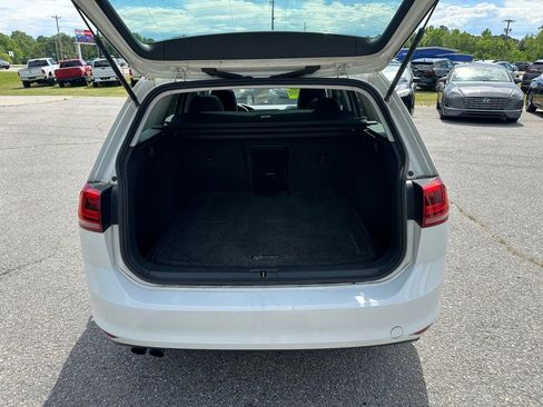 Used 2017 Volkswagen Golf SE FWD image 10