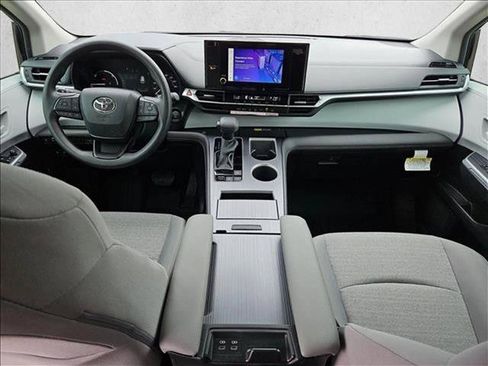 Used 2026 Toyota Sienna LE FWD image 18
