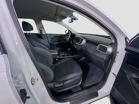 Used 2019 Kia Sorento L FWD image 28