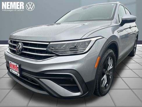 Used 2023 Volkswagen Tiguan SE w/ Panoramic Sunroof Package image 1
