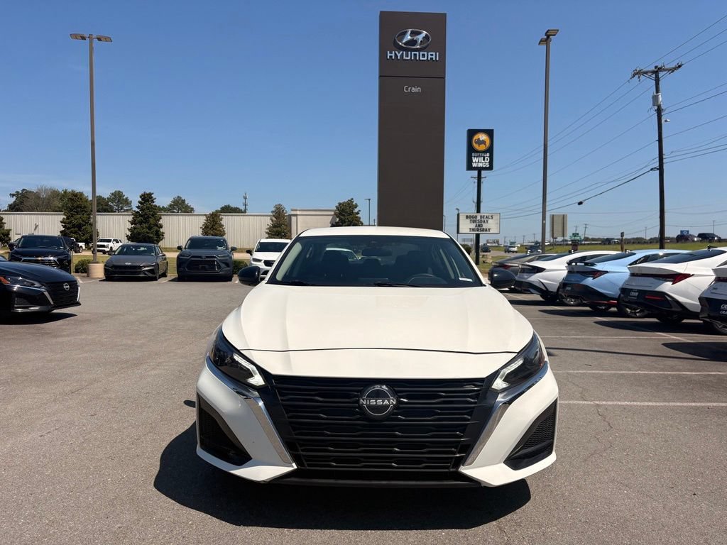 Used 2025 Nissan Altima 2.5 SV FWD image 2