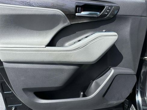 Used 2022 Toyota Highlander Limited image 18