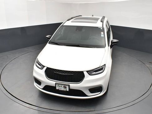 Used 2024 Chrysler Pacifica Limited w/ Uconnect Theater Family Group image 14