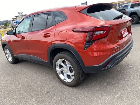 Used 2024 Chevrolet Trax LS w/ LS Convenience Package FWD image 3