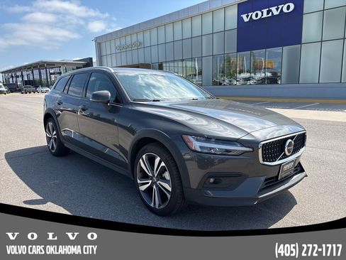 Used 2025 Volvo V60 B5 Cross Country Plus image 6
