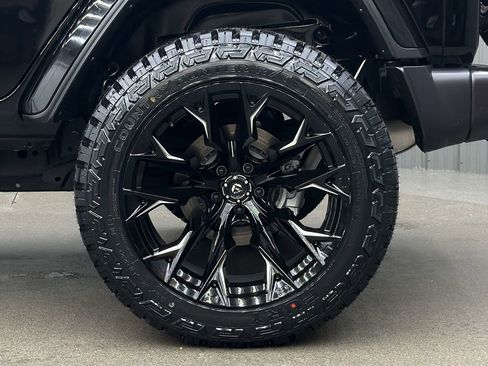 Used 2025 Jeep Wrangler Unlimited Sahara w/ Safety Group image 12