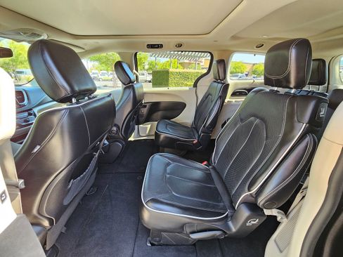 Used 2022 Chrysler Pacifica Limited image 17