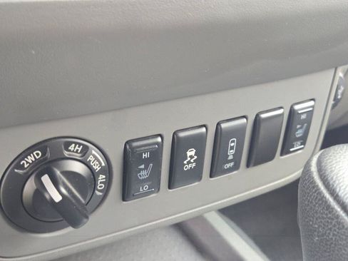 Used 2021 Nissan Frontier SV w/ Midnight Edition Floor Mats AWD/4WD image 25