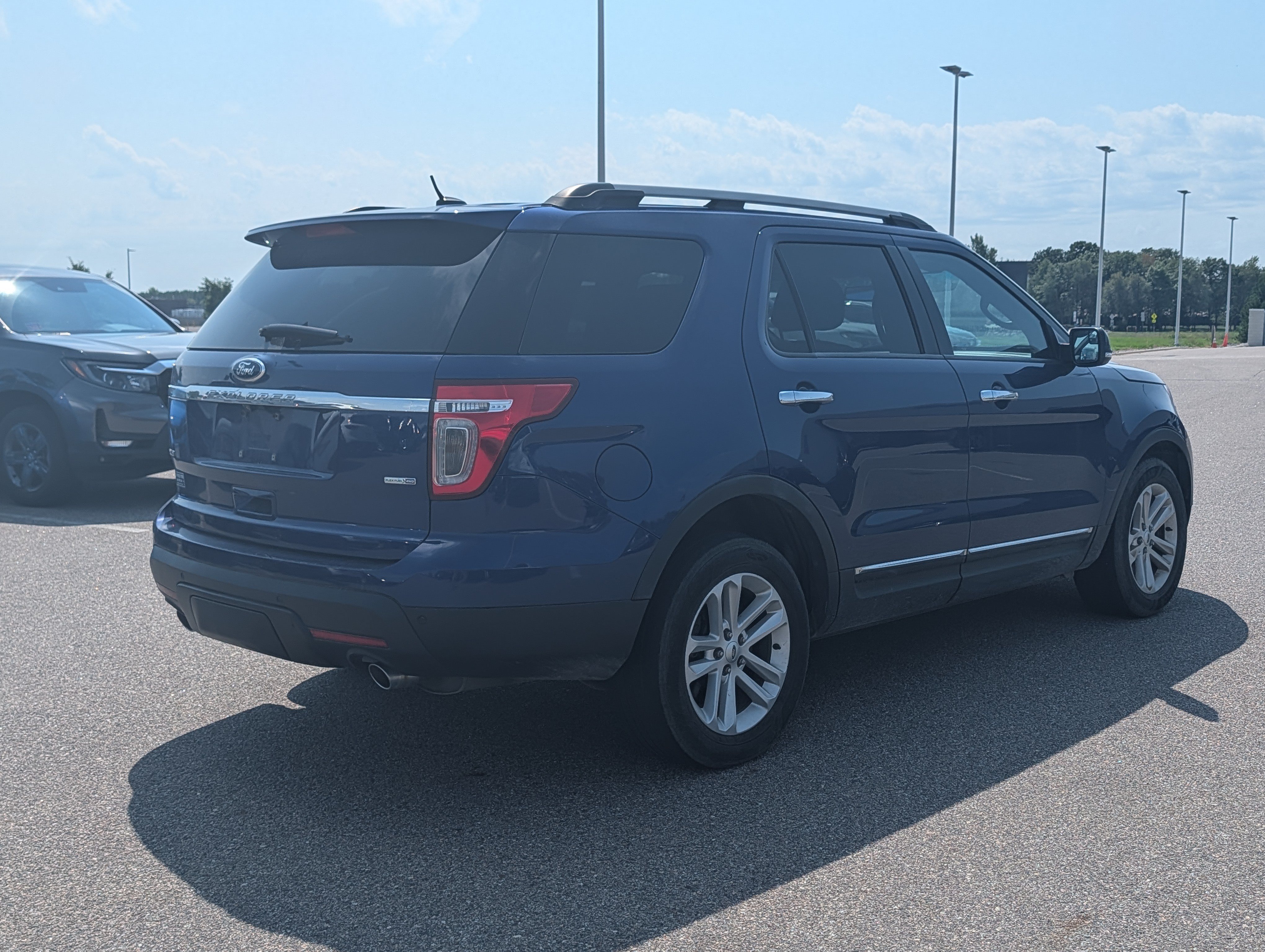 Used 2015 Ford Explorer XLT w/ Equipment Group 202A AWD/4WD image 4