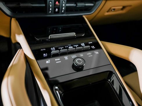 Certified 2025 Porsche Cayenne Coupe image 20