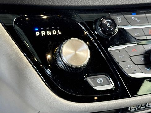 Used 2023 Chrysler Pacifica Touring-L image 12