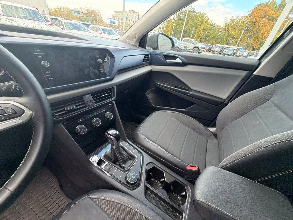 Used 2023 Volkswagen Taos SE w/ Panoramic Sunroof Package AWD/4WD image 16