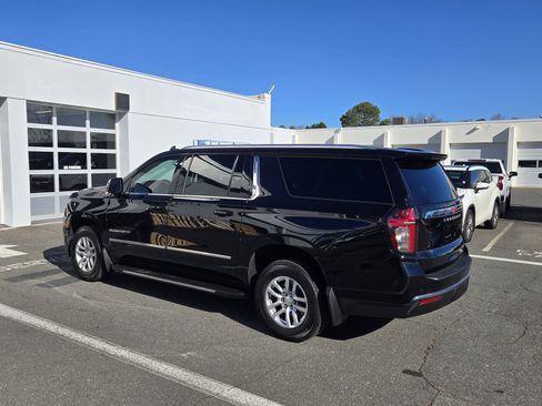 Used 2023 Chevrolet Suburban LT w/ Luxury Package image 8