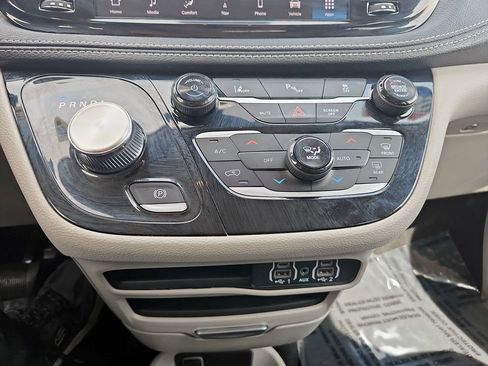 Used 2024 Chrysler Pacifica Select image 26