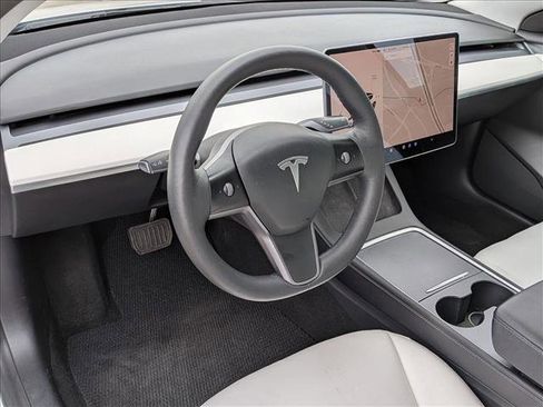 Used 2021 Tesla Model 3 Standard Range Plus image 4