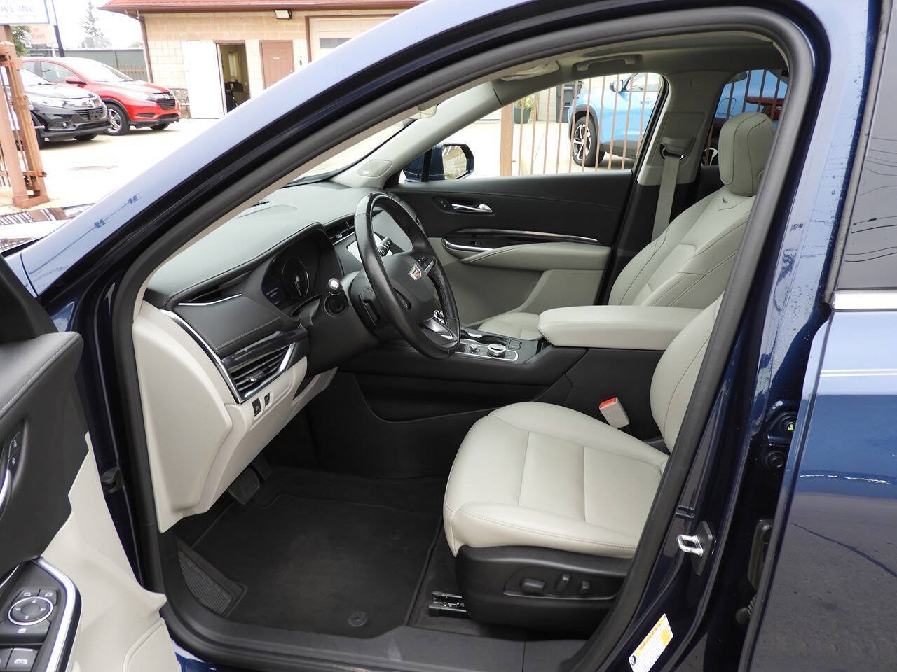 Used 2020 Cadillac XT4 Luxury w/ Cold Weather Package AWD/4WD image 13