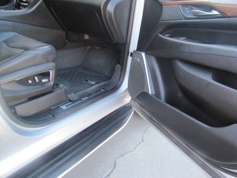 Used 2018 Cadillac Escalade Luxury image 12
