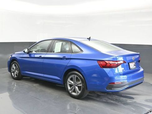 Used 2024 Volkswagen Jetta SE w/ Panoramic Sunroof Package FWD image 3