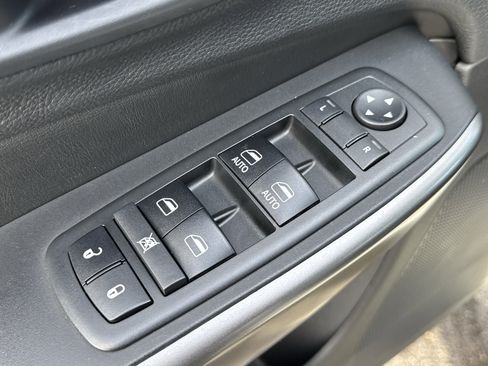 Used 2019 Jeep Cherokee Overland w/ Technology Group image 24