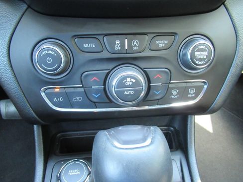 Used 2020 Jeep Cherokee Limited w/ Luxury Group AWD/4WD image 27