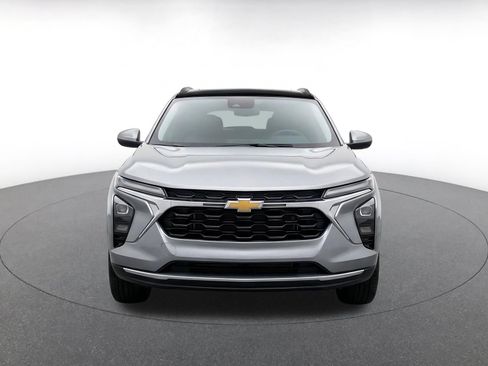 Used 2025 Chevrolet Trax LT w/ LT Convenience Package FWD image 2